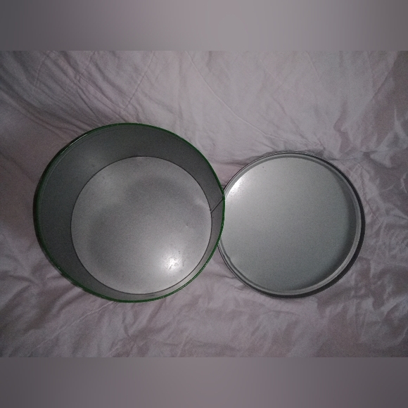 Vintage Christmas Santa Elf Cookie Tin 1982 Lynn Gates Design 8 3/4" Diameter - Picture 12 of 12